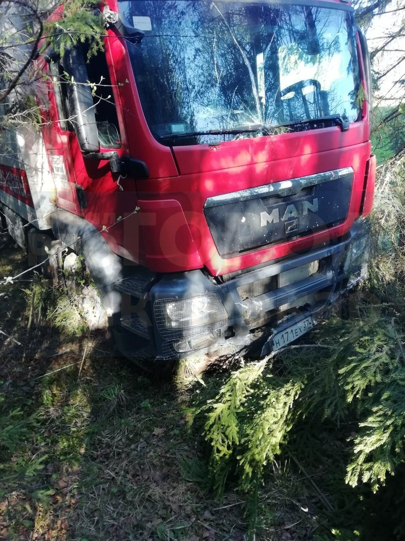 В Коми вылетела в кювет фура с автопоездом (фото)