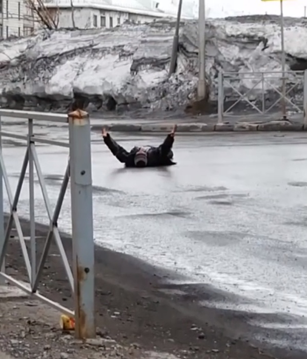 В Коми автомобилисты равнодушно объезжали мужчину, который лежал посреди дороги (фото)