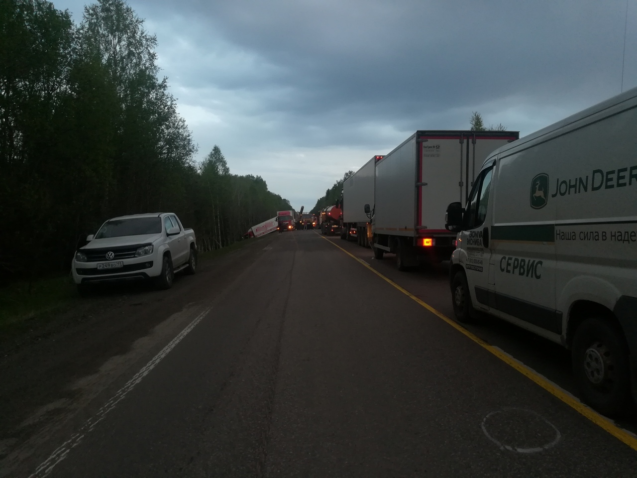 Фура, которая съехала с дороги в Коми, заблокировала федеральную трассу (фото)