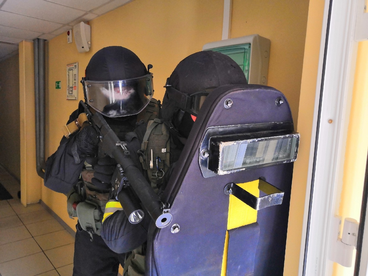 В сыктывкарский ледовый дворец «ворвались» люди с автоматами (фото)