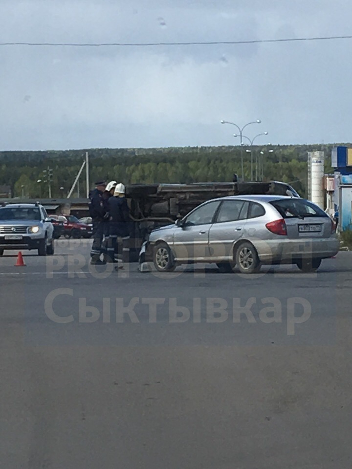 В Сыктывкаре на самом длинном проспекте Европы перевернулась машина (фото, видео)