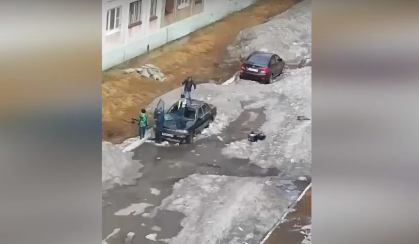На севере Коми школьник «призывал лето» задорными танцами на машине (видео)