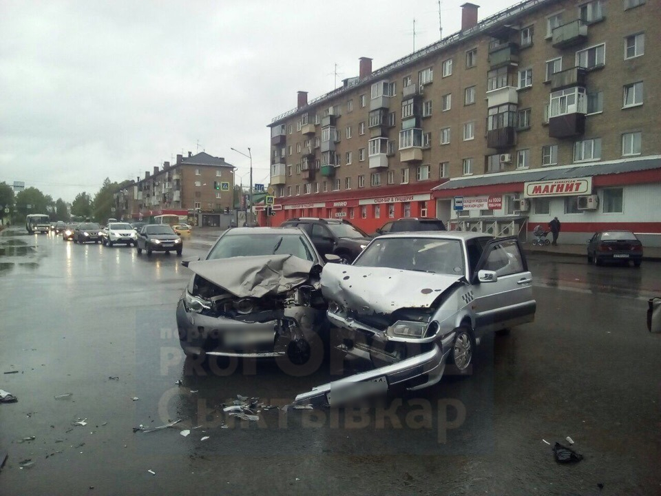 У железнодорожного вокзала в Сыктывкаре столкнулись такси и «Тойота» (фото)