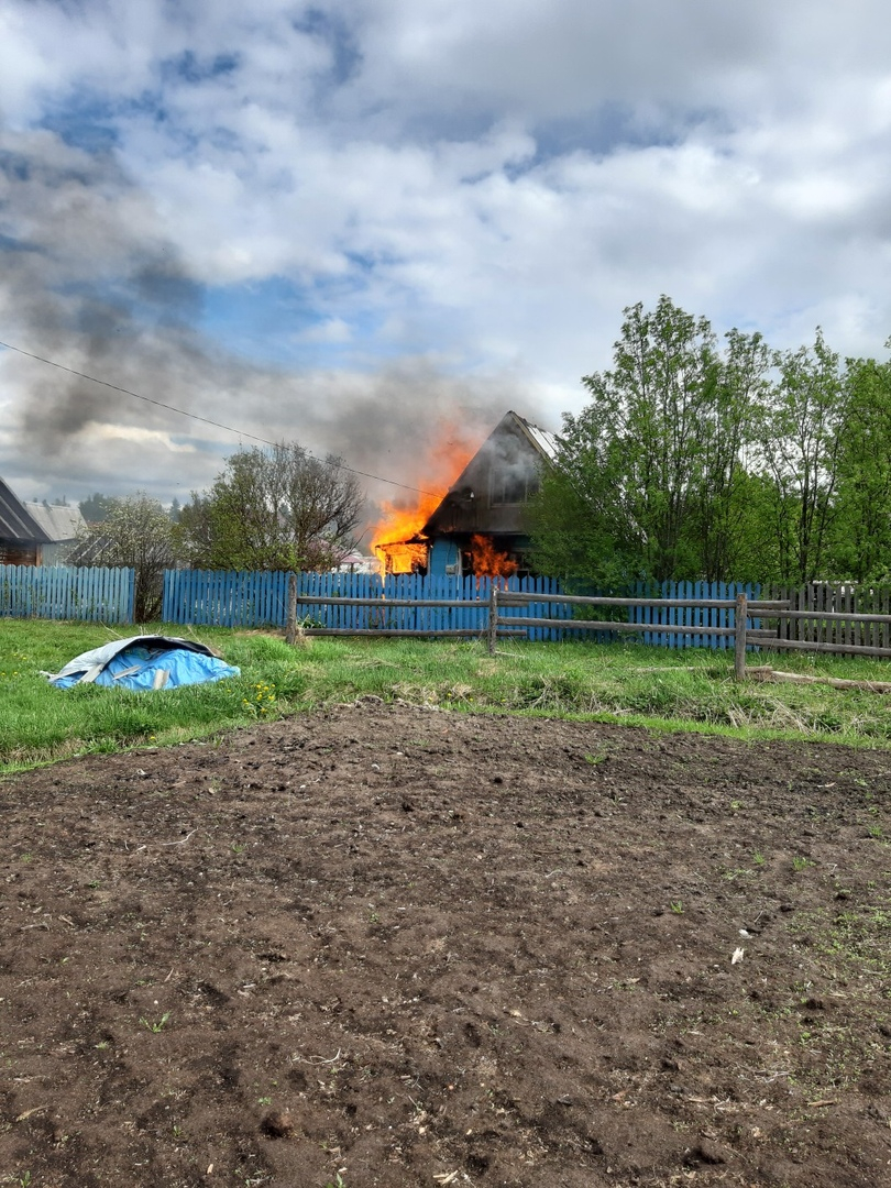 В Сыктывкаре полыхала дача, у которой обвалилась крыша (видео)