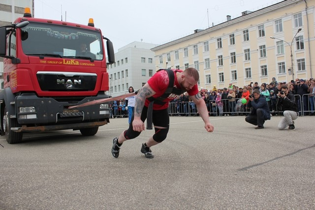 На День города в Сыктывкаре силачи будут таскать грузовики и кидать тяжелые покрышки