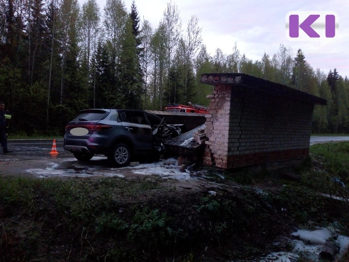 В Коми внедорожник разнес автобусную остановку и загорелся