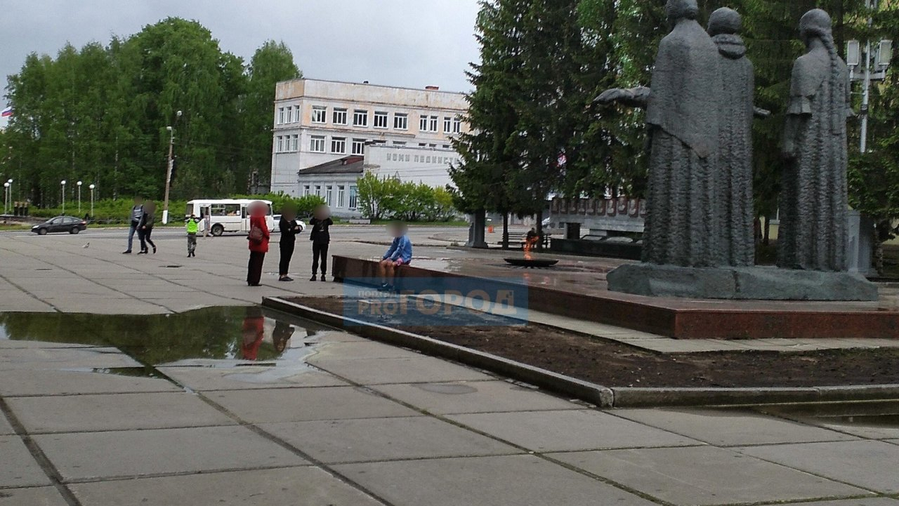 Сыктывкарка: «Подростки скакали по Вечному огню в День защиты детей»