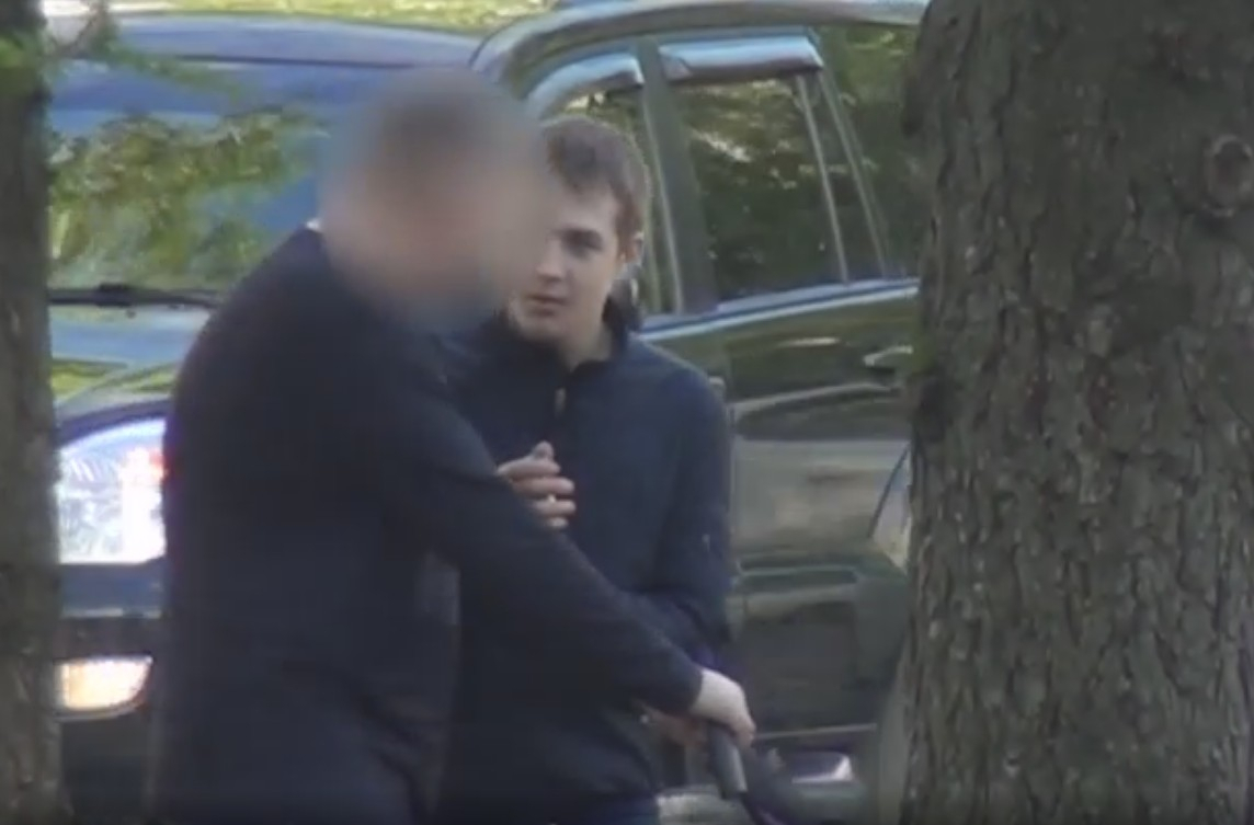 Социальный эксперимент: помогут ли сыктывкарцы открыть бутылку с алкоголем подростку?