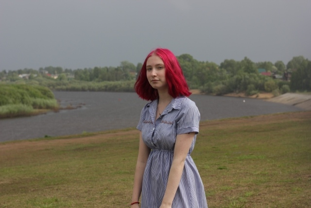 В проекте «Подари городу песню» сыктывкарка с красными волосами сыграла на гитаре о любви (видео)