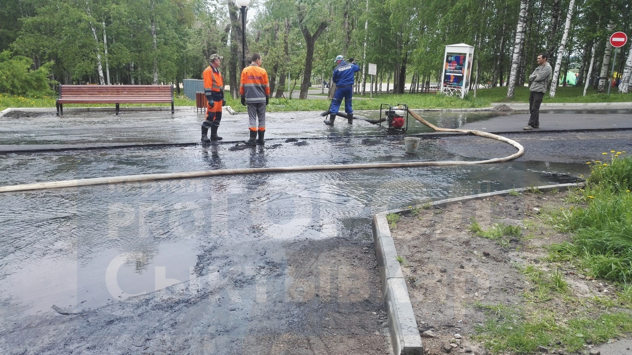 В Сыктывкаре кладут асфальт на воду из канализации (фото)