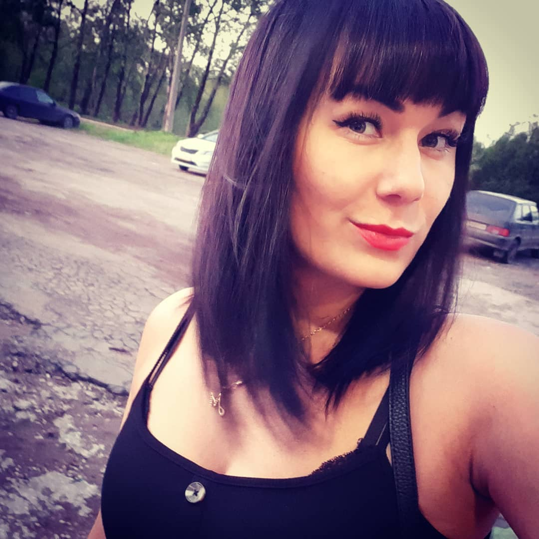 Игривые улыбки, спортивные изгибы и объятия: 8 обворожительных сыктывкарок из Instagram