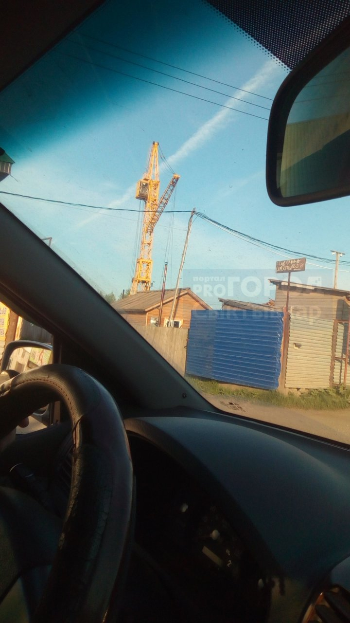 В Сыктывкаре рухнула стрела башенного крана (фото)