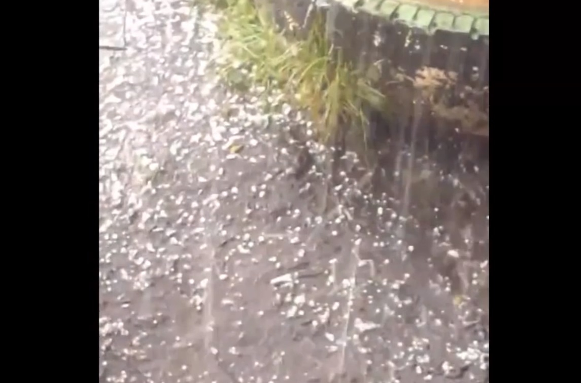 Шторм в Сыктывкаре: лужа-бассейн, тонны ледяного града и место, где начинается радуга (видео)