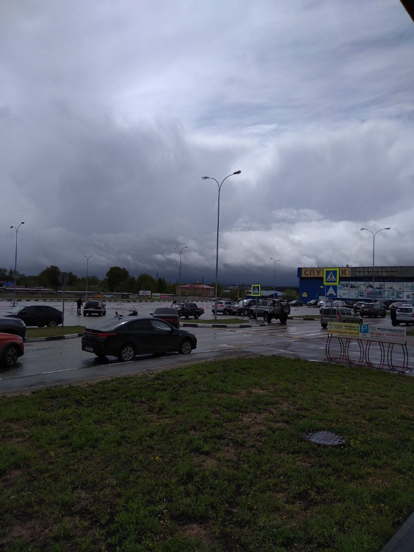 МЧС предупреждает: на Сыктывкар надвигается мощная гроза с градом и шквальным ветром