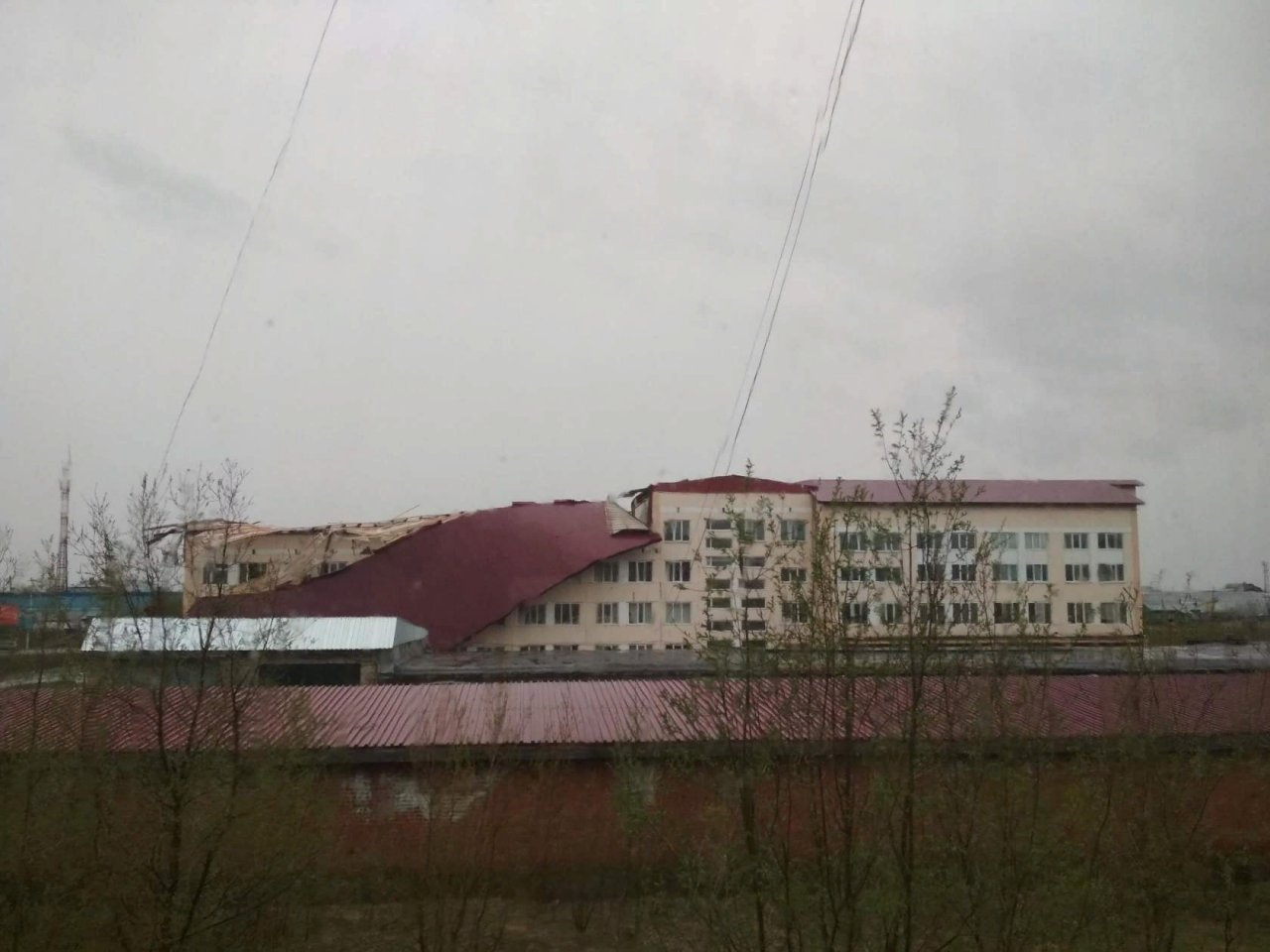 Сорванные крыши и пострадавшие: один из городов Коми восстанавливают после урагана