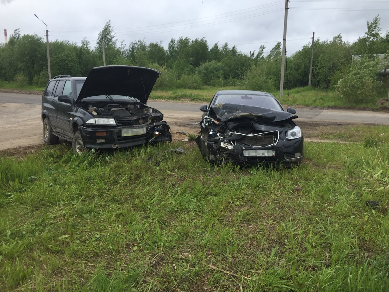 В Сыктывкаре легковушка въехала во внедорожник на перекрестке