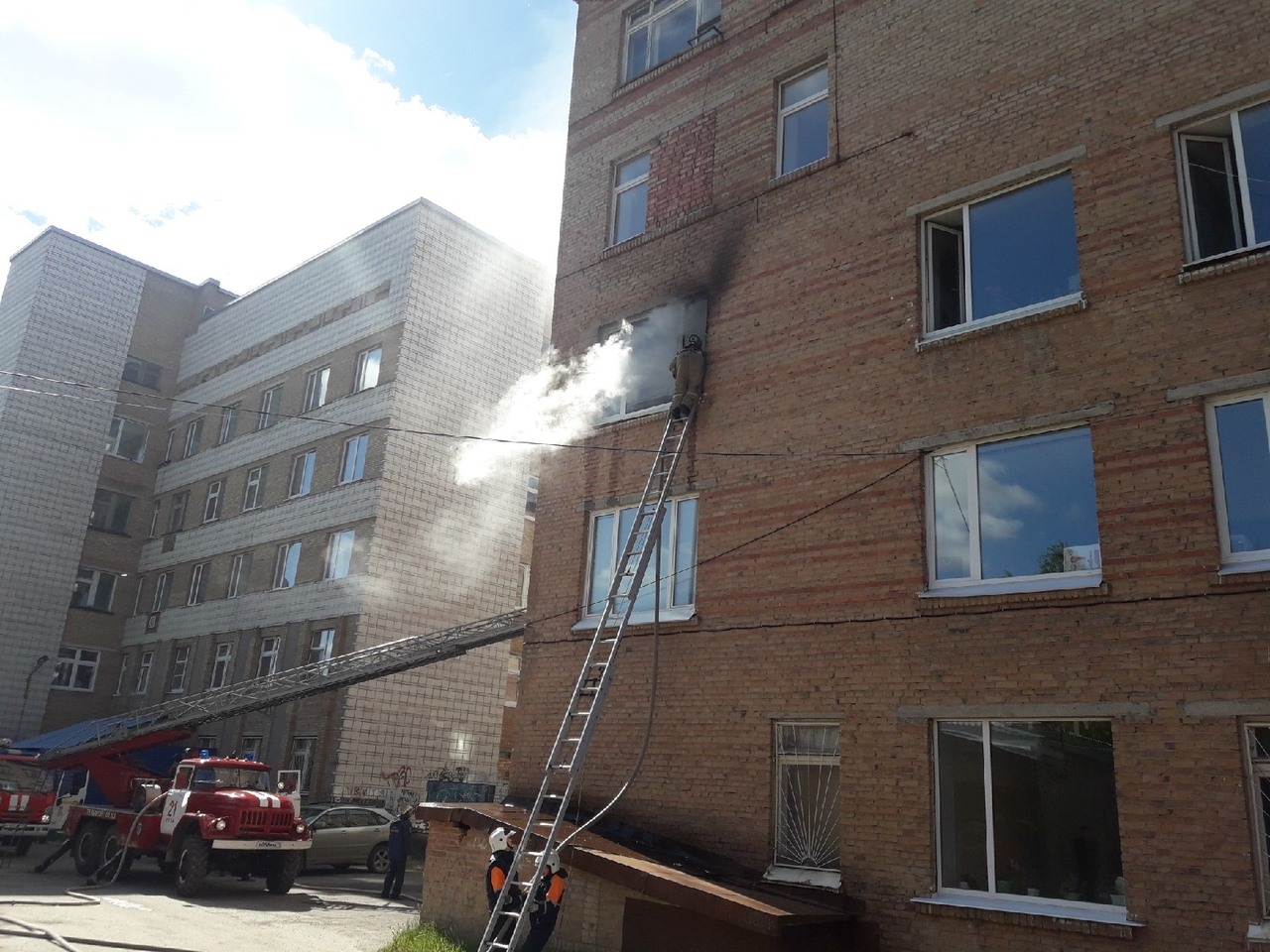 В Коми загорелся роддом (фото)