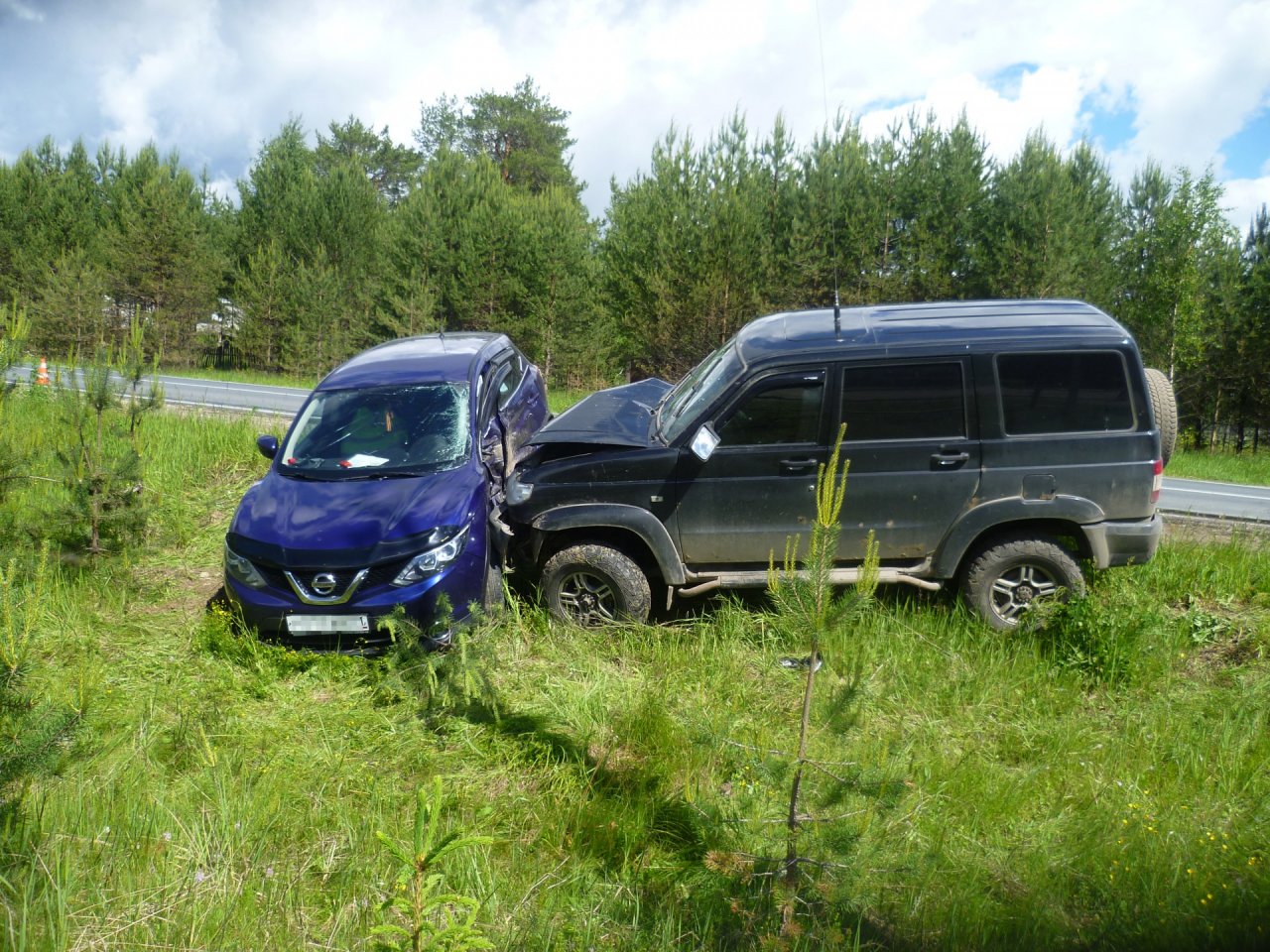 В Коми УАЗ пошел на обгон и протаранил «Ниссан» (фото)