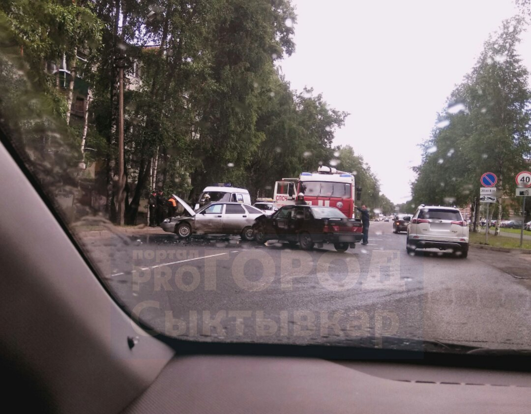 В Сыктывкаре беременная женщина за рулем «Лады» пострадала в ДТП