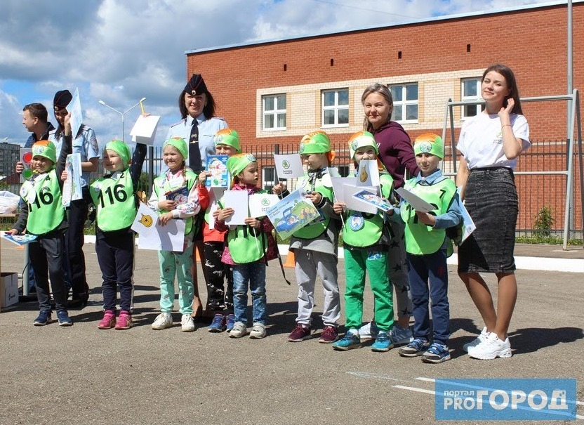 «Змейка», «Восьмерка» и парковка: дети в Сыктывкаре сдавали экзамен по вождению