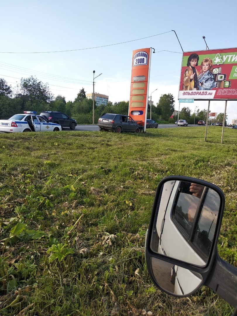 На въезде в Сыктывкар «Фольксваген» влетел в табло с ценами на топливо