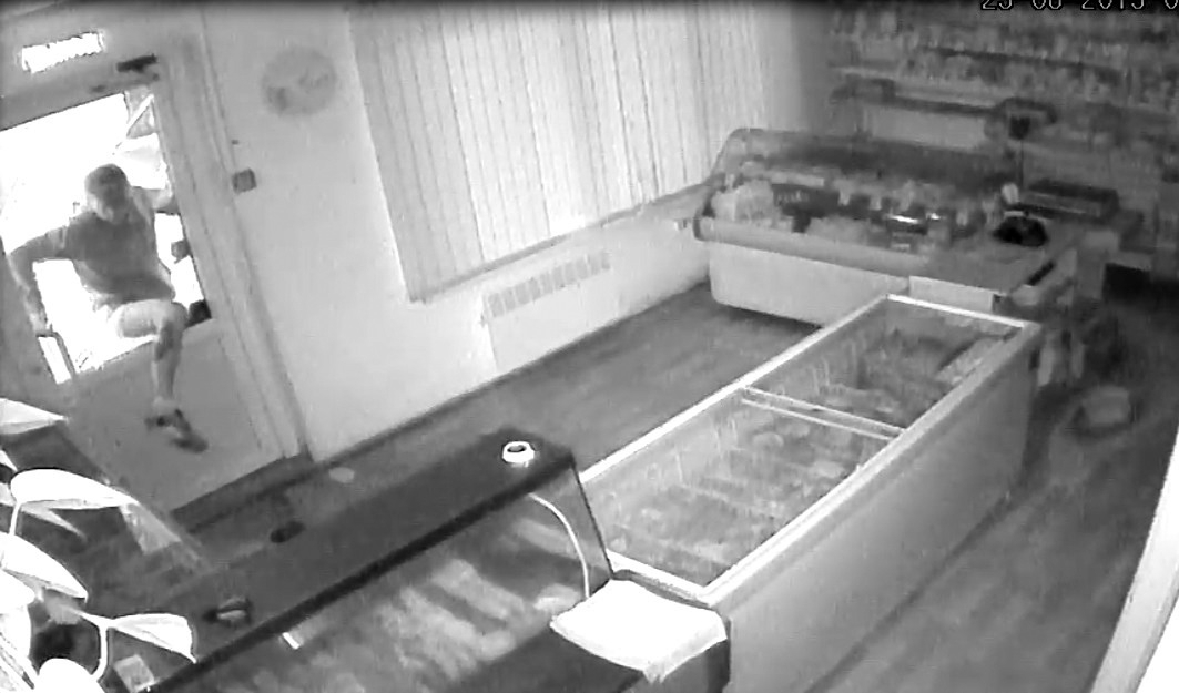 Неудачное ограбление: вместо денег сыктывкарец украл колбасу (фото)