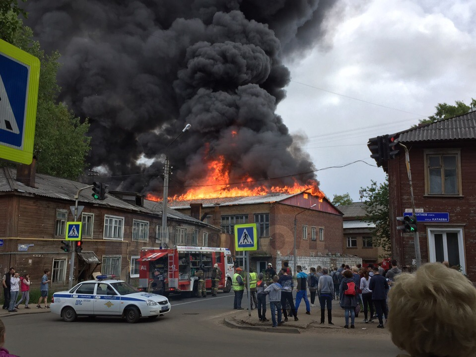 В МЧС назвали возможные причины пожара в сыктывкарском колледже