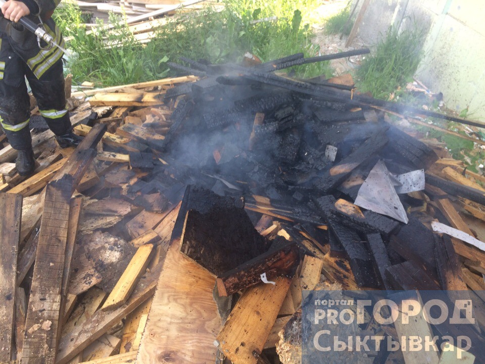 Рядом со Свято-Стефановским собором в Сыктывкаре вспыхнул пожар