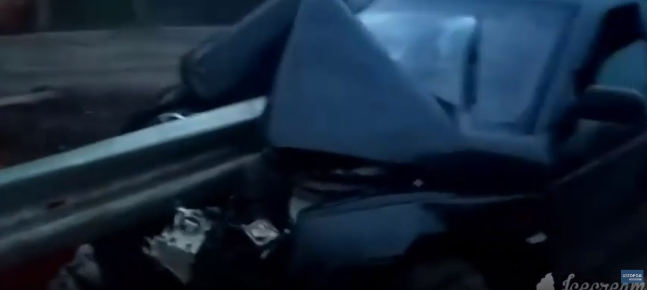 Под Сыктывкаром машину «насадило» на отбойник у моста (видео)