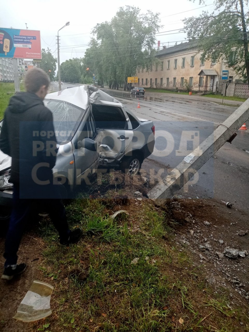 В Сыктывкаре «Лада Гранта» повалила бетонный столб (фото, видео)
