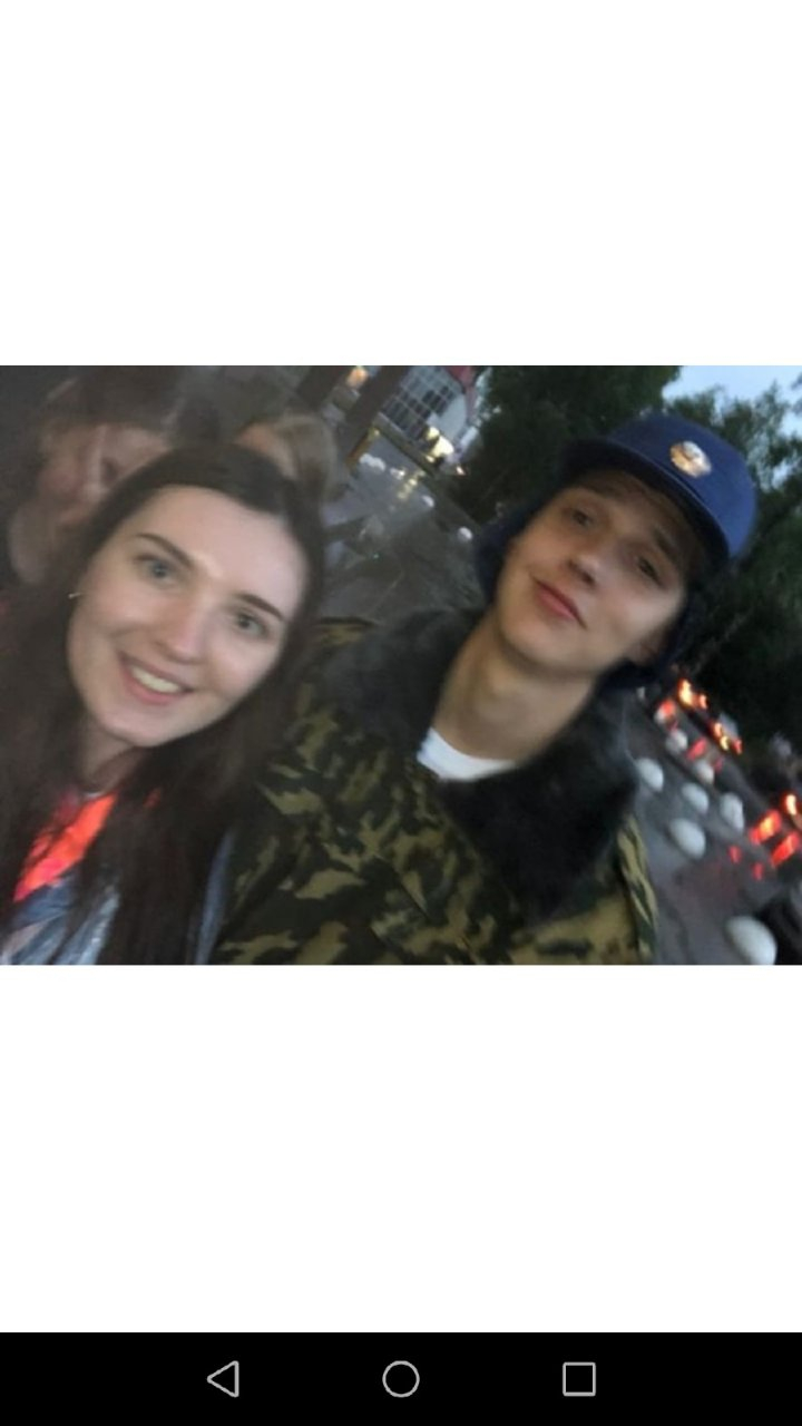 Сыктывкарские фанатки подкараулили Тиму Белорусских после концерта (фото)