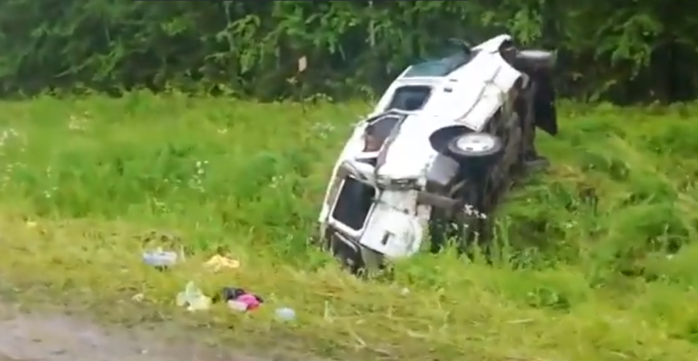 Появилось видео с места ДТП под Сыктывкаром, где перевернулся автобус с детьми