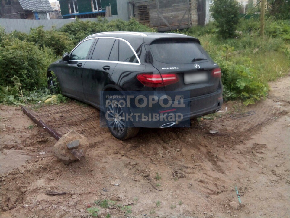 В Сыктывкаре три экипажа ГИБДД гнались за парнем, который «рассекал» на чужом «Мерседесе» (фото)