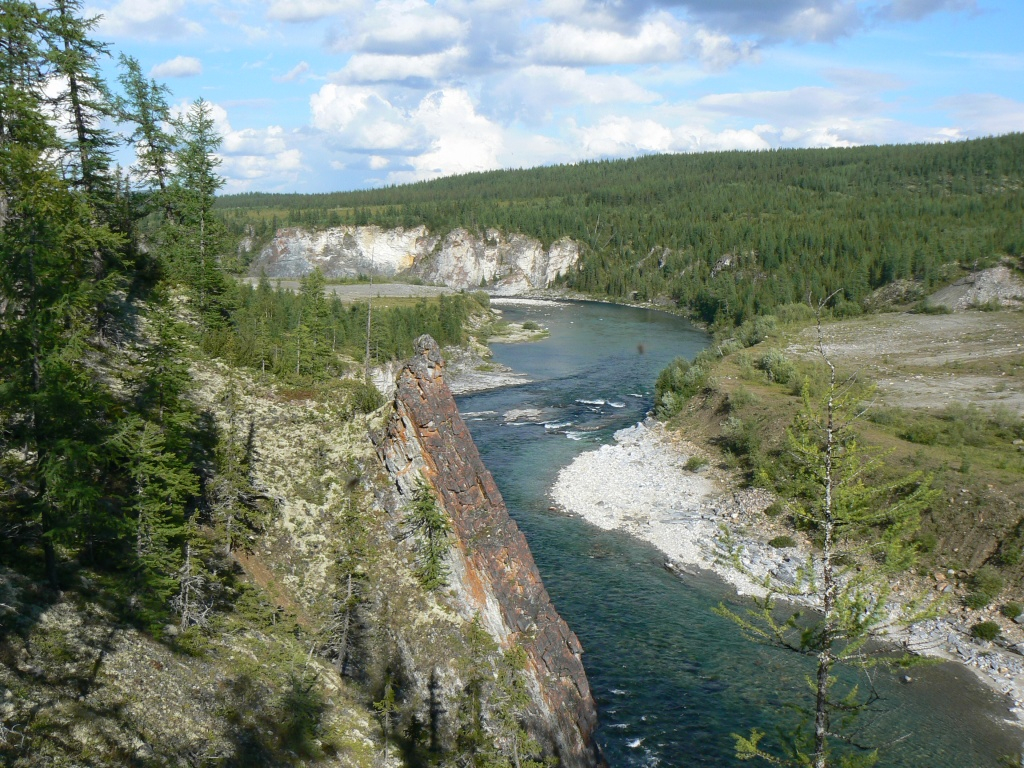 В Коми перевернулась лодка с тремя людьми, на месте работают спасатели