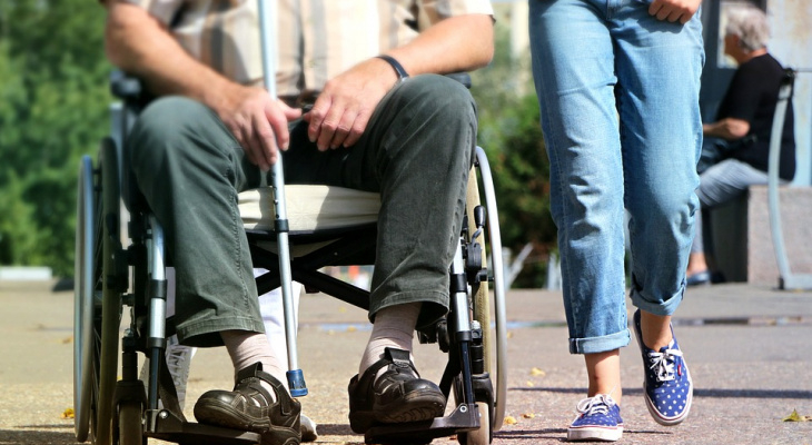 В Коми совершенно слепой инвалид-колясочник яростно избил знакомого и сломал об него трость