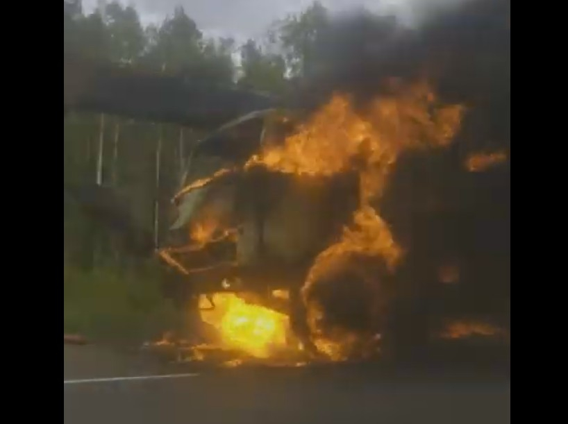 На трассе под Сыктывкаром полыхал автокран (видео)