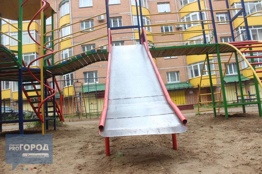 В Коми из-за плохого крепления на детской площадке пострадал шестилетний мальчик