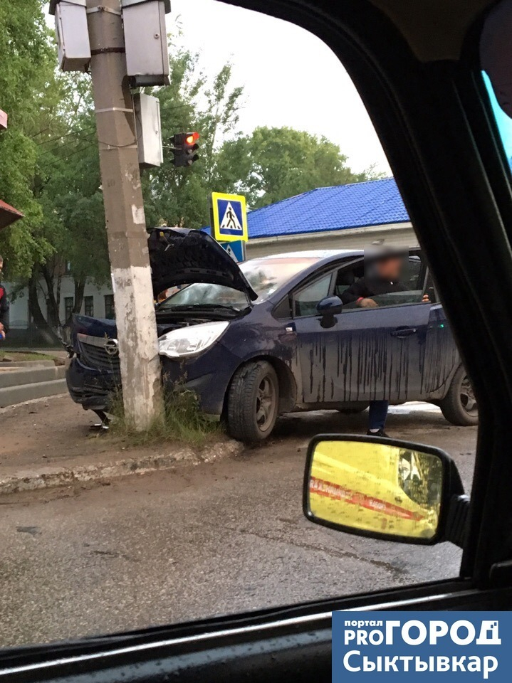 Сыктывкарка сбила велосипедистку, а потом влетела в бетонный столб (фото)