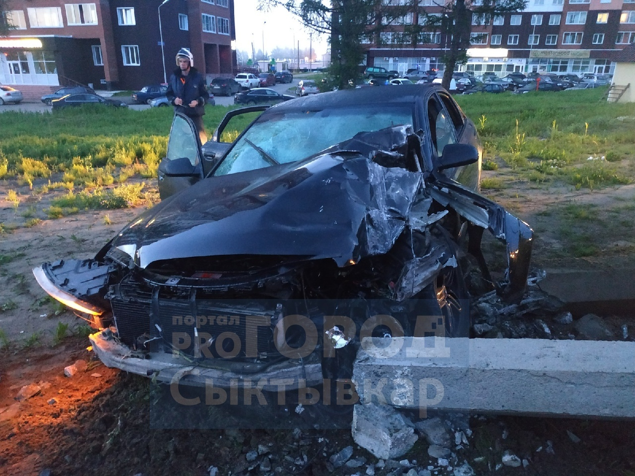 Водитель иномарки, которая протаранила столб в Сыктывкаре, был пьян