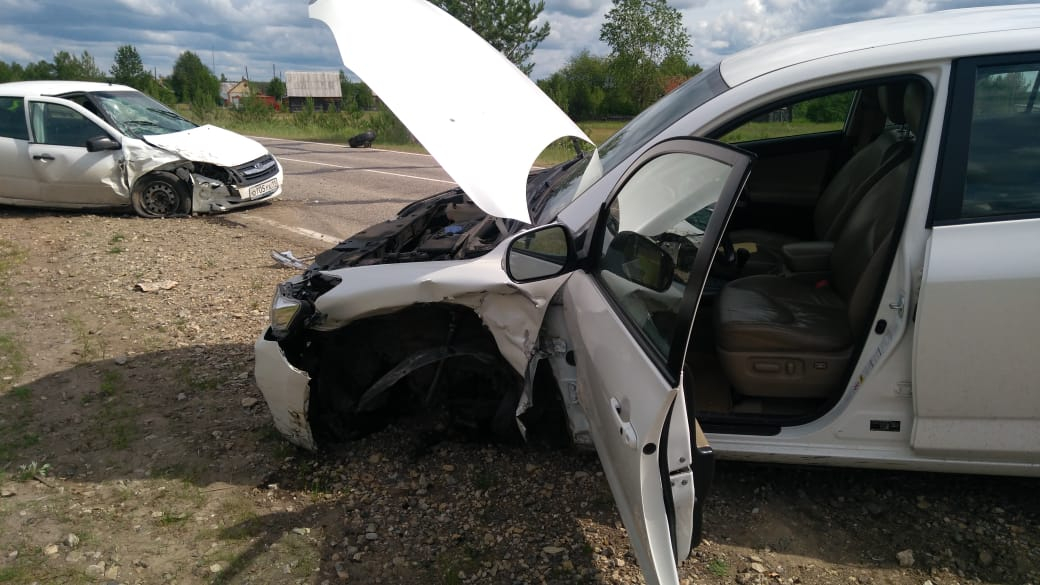 В Коми «Тойота» налетела на «Ладу» и осталась без колеса (фото)