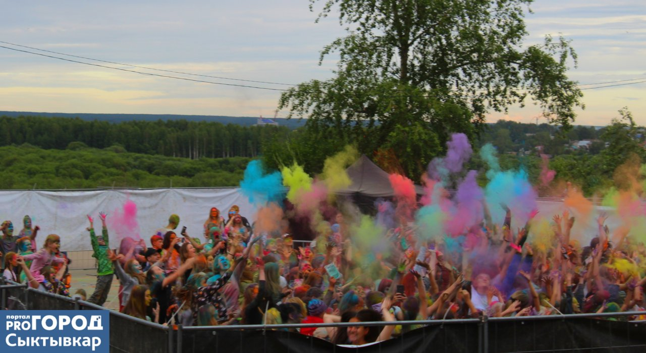 В Кировском парке сыктывкарцы устроили «битву» пакетами с яркой краской (фото)