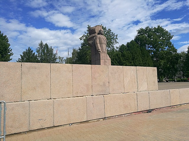 Сыктывкарскую площадь отчистили от «творчества» вандалов