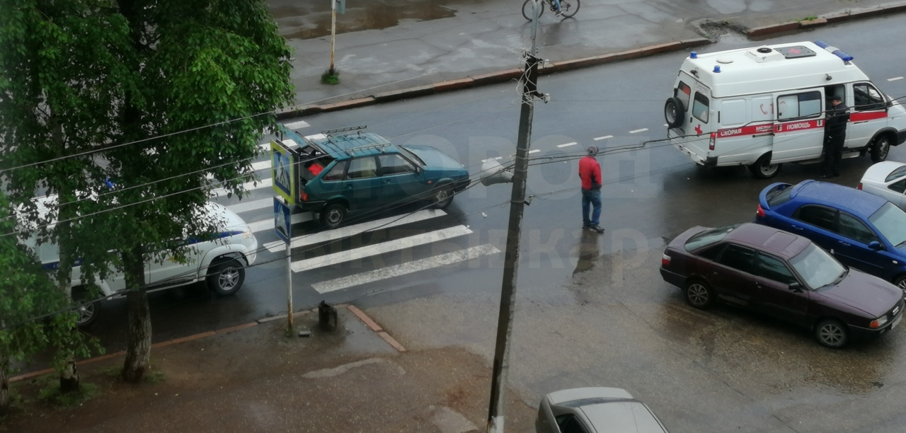 В Сыктывкаре водитель «Лады» сбил мужчину прямо на «зебре»  (фото)