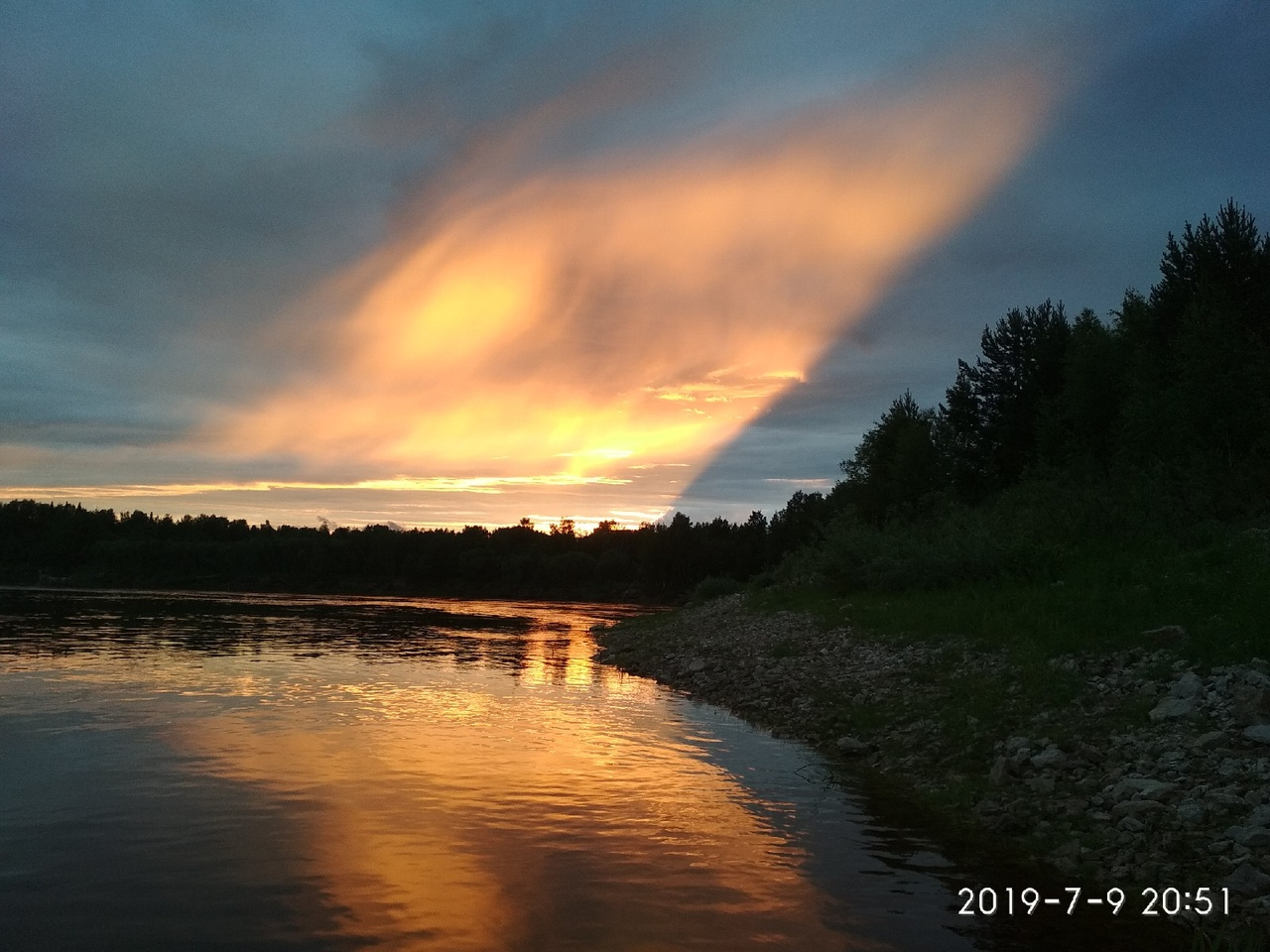 Фото дня в Сыктывкаре: закат летнего солнца над речным портом