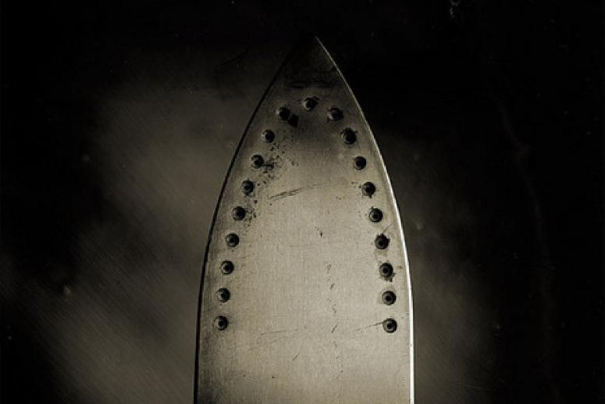 Житель Коми пытал знакомую утюгом, а потом прибил ее руку гвоздем к полу