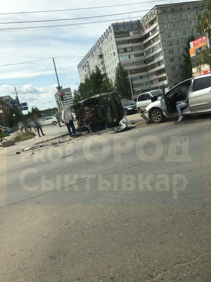 В Сыктывкаре «буханка» влетела в «Пежо» и упала на бок (фото)