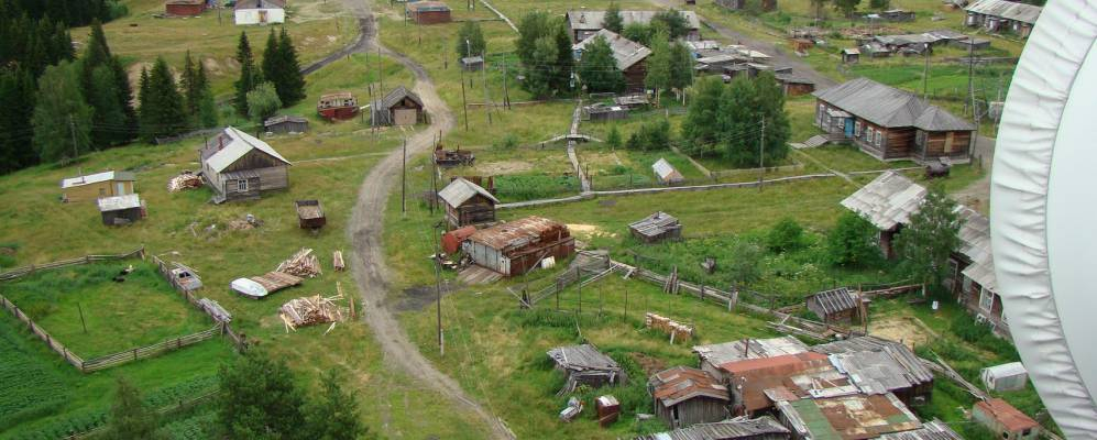 В Коми машина грибников повисла над обрывом из-за обвала дороги