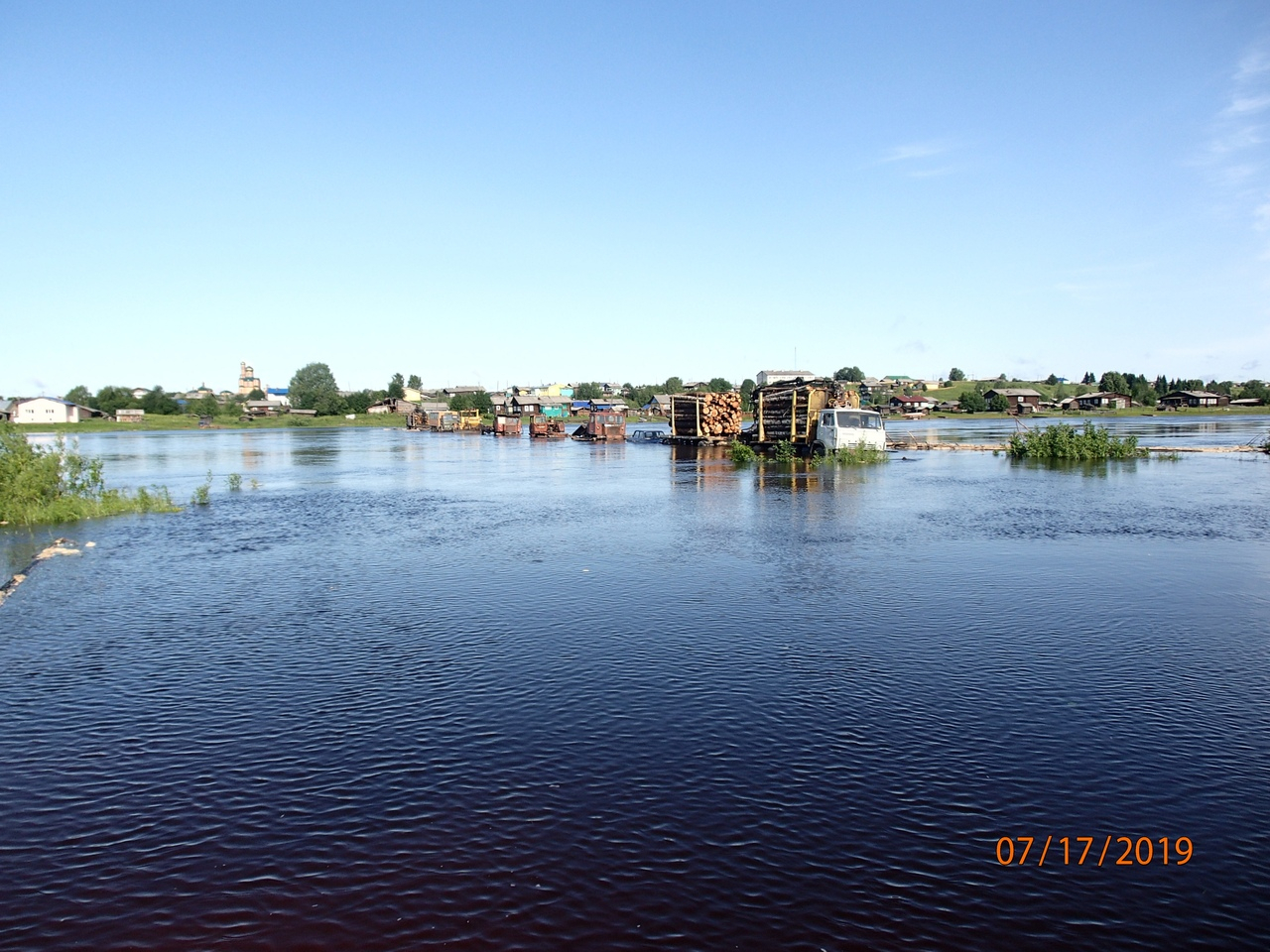 «Как тебе такое, Илон Маск»: в коми селе на мост поставили грузовики, чтобы его не унесло водой (фото)