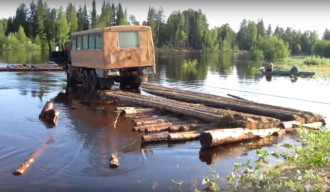 Появилось видео спасения КамАЗа, который уплыл вместе с мостом в Коми