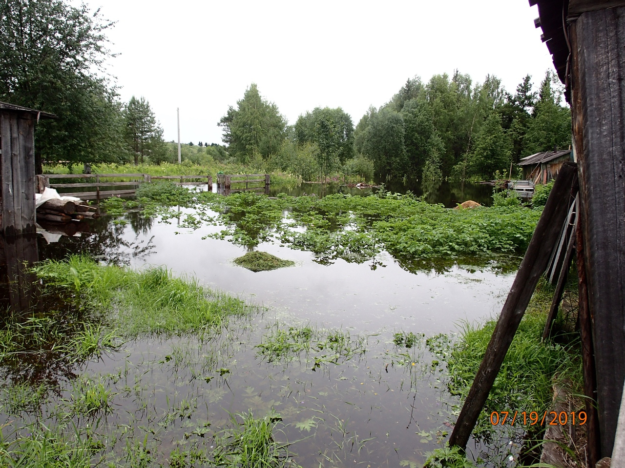 «Ситуация критическая»: в коми селе, где унесло мост с машинами, топит огороды и жилые дома (фото)